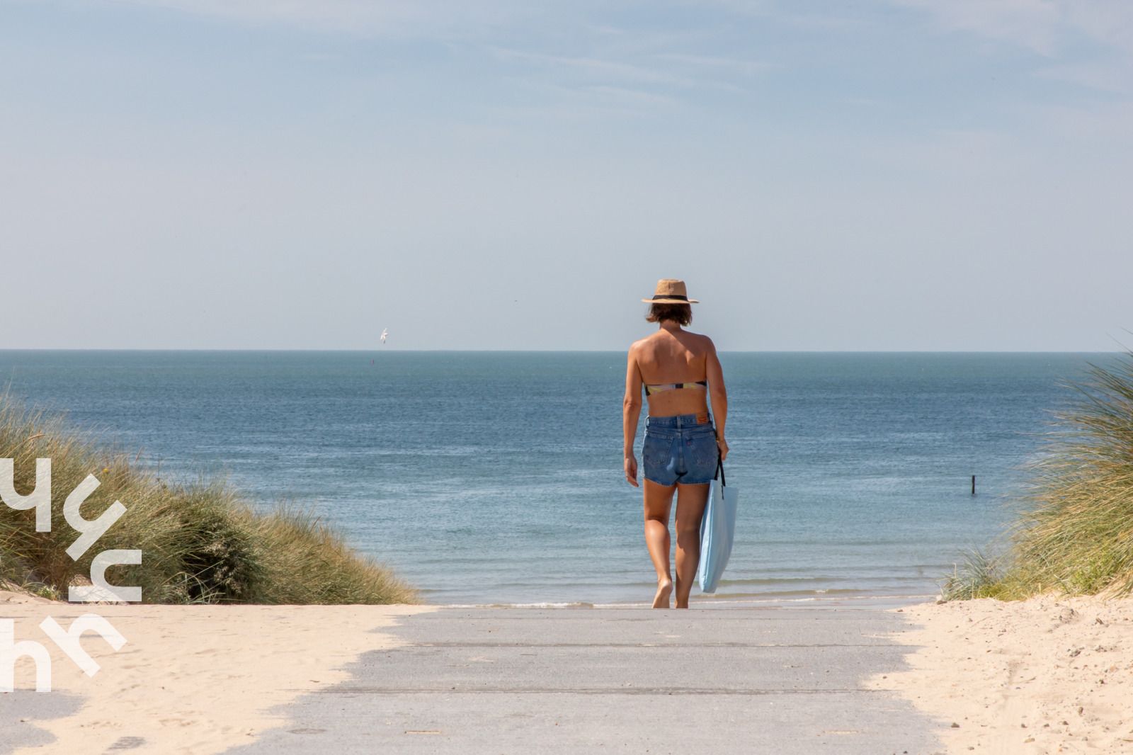 Modern living space in vacation home ZE303, Zoutelande, Walcheren, with kitchen and sitting area.