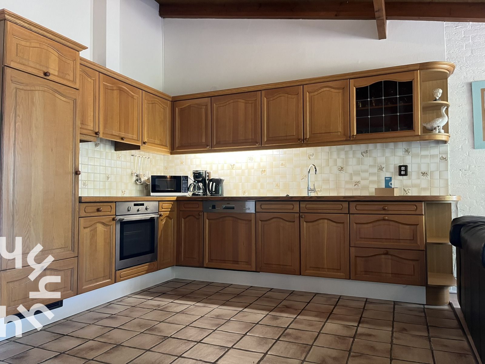 Ingang met houten details in vakantiehuis ZE312 in Zoutelande, Walcheren met praktische opbergruimte in Zeeland.