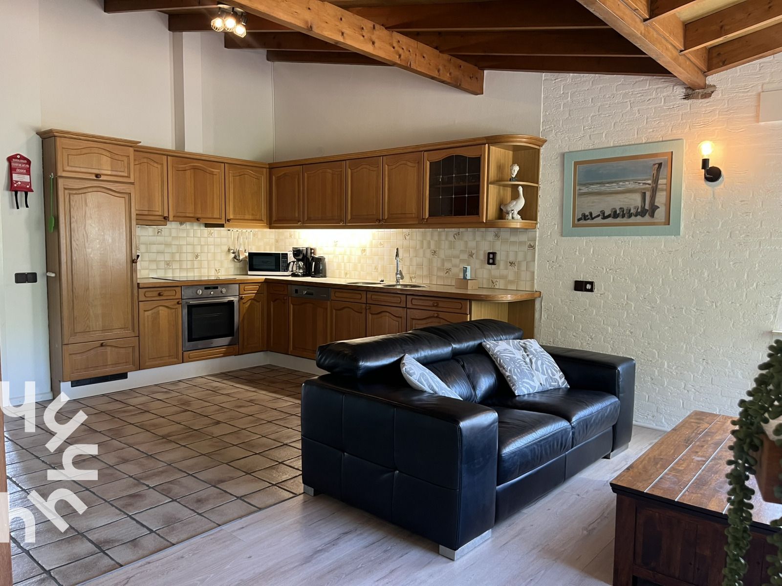 Buitenaanzicht van vakantiehuis ZE312 in Zoutelande, Walcheren met trap naar de ingang en bakstenen gevel in Zeeland.