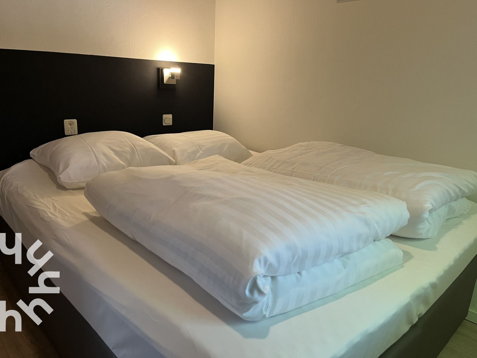 Eetkamer in vakantiehuis ZE312 in Zoutelande, Walcheren met houten tafel en stoelen naast een groot raam in Zeeland.