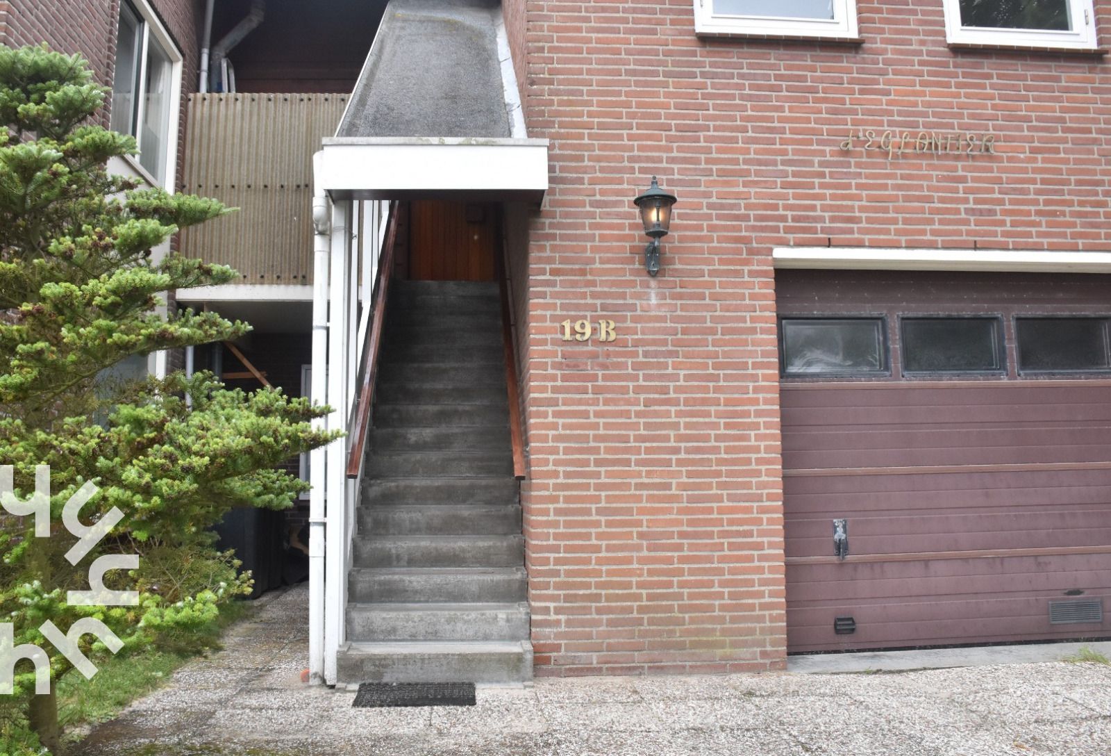 Gezellig balkon van vakantiehuis ZE312 in Zoutelande, Walcheren met zitgelegenheid en uitzicht op groen in Zeeland.