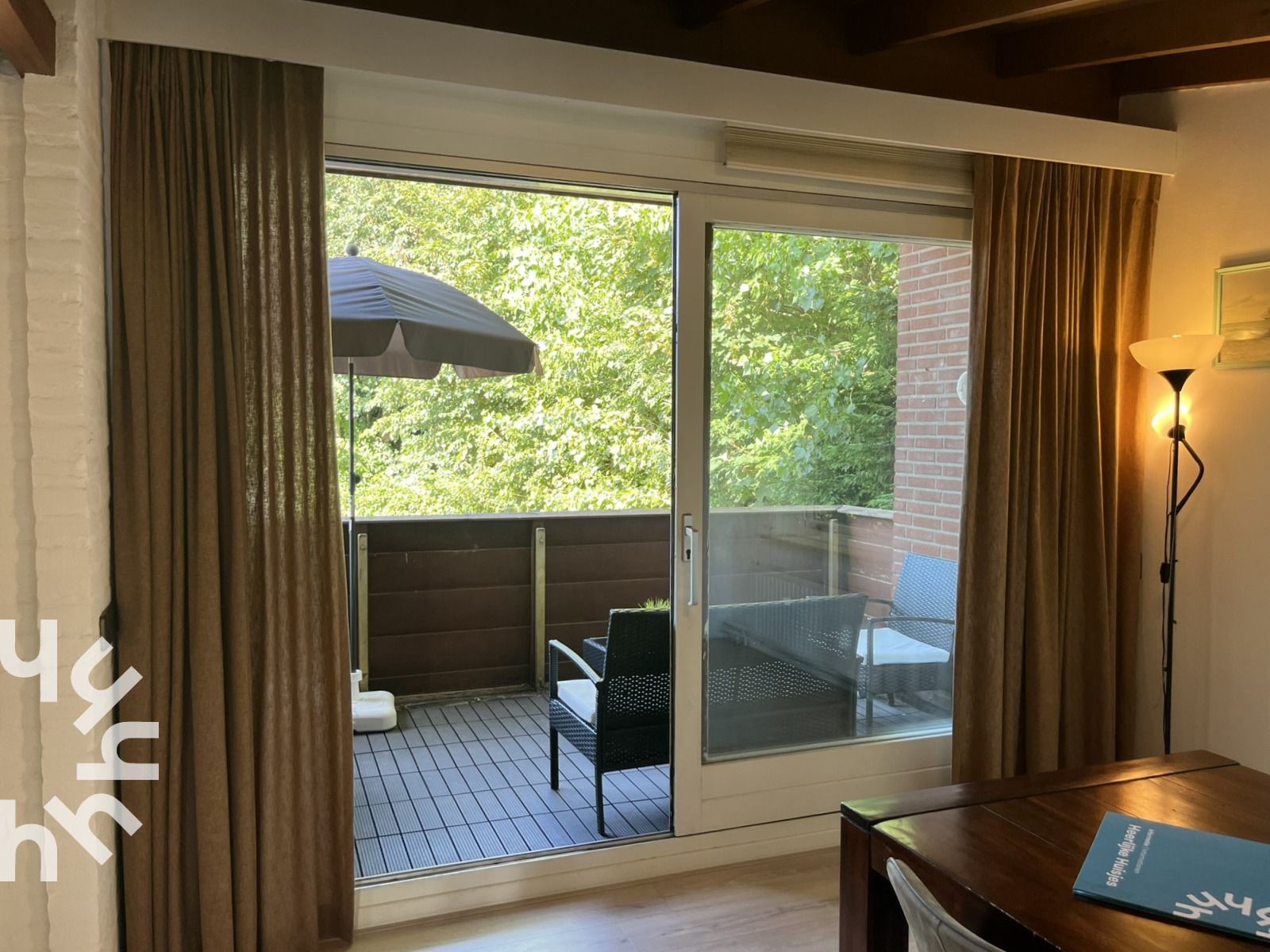 Vooraanzicht van vakantiehuis ZE312 in Zoutelande, Walcheren met garage en groene voortuin in Zeeland.