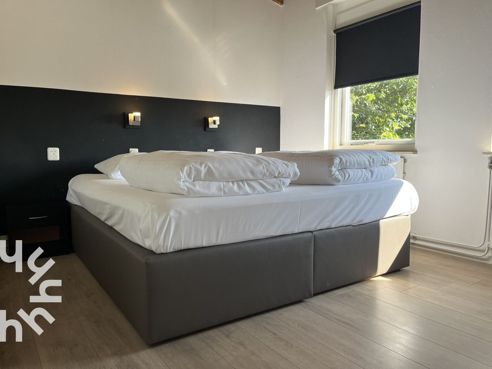 Comfortabele bank in de woonkamer van vakantiehuis ZE312 in Zoutelande, Walcheren met uitzicht op de tuin in Zeeland.