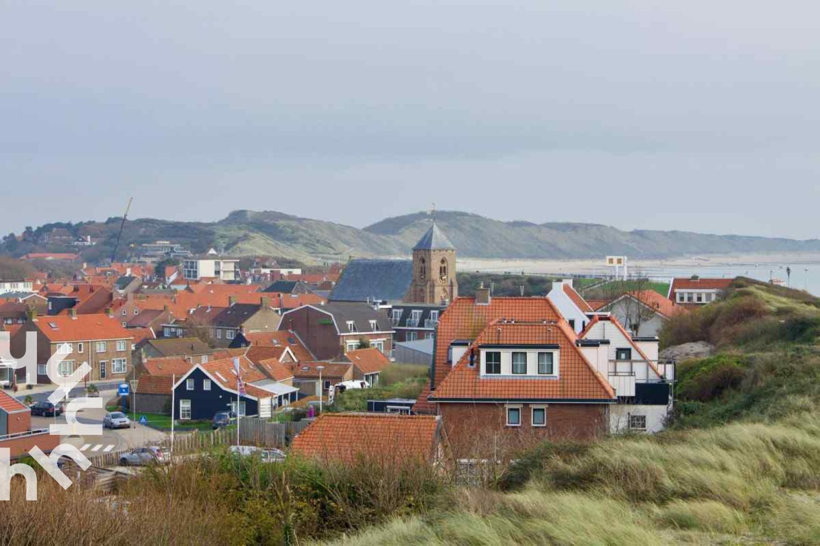 Keuken in vakantiehuis ZE312 in Zoutelande, Walcheren met houten afwerking en moderne faciliteiten in Zeeland.