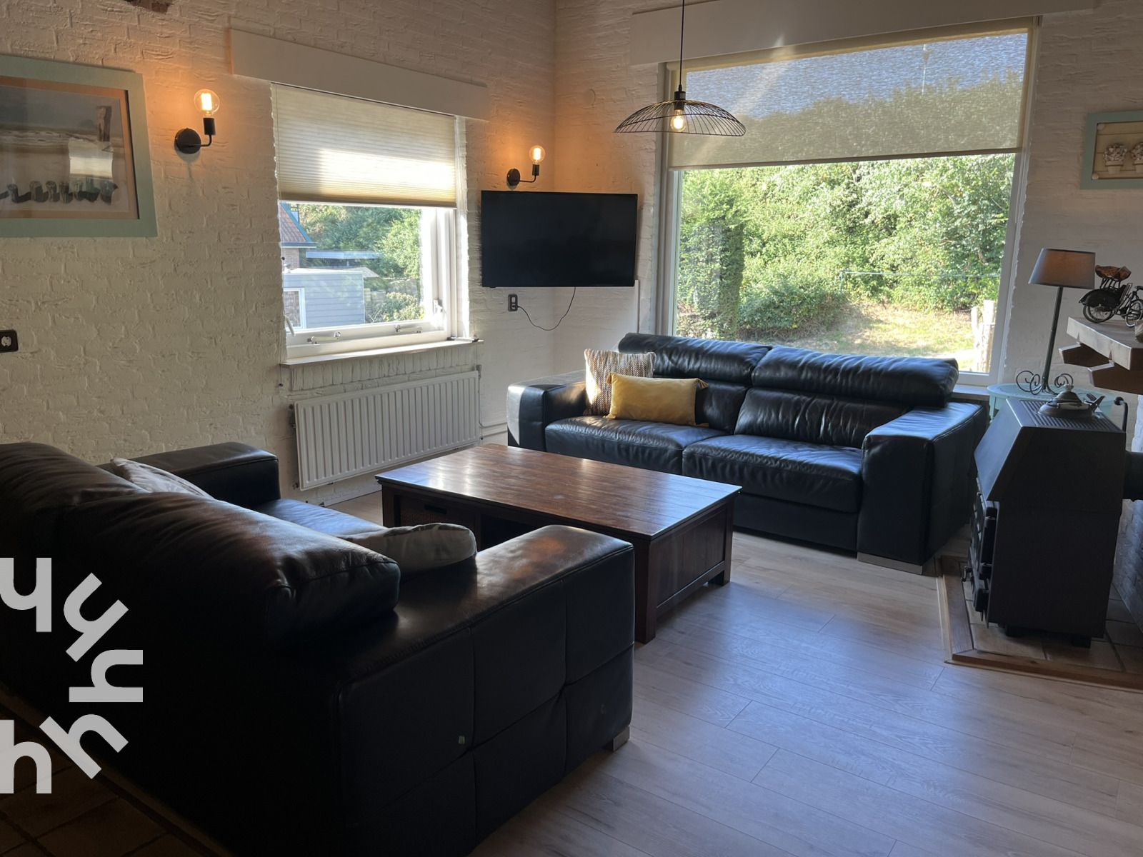 Lichte slaapkamer in vakantiehuis ZE312 in Zoutelande, Walcheren met groot bed en raam met uitzicht op de natuur in Zeeland.