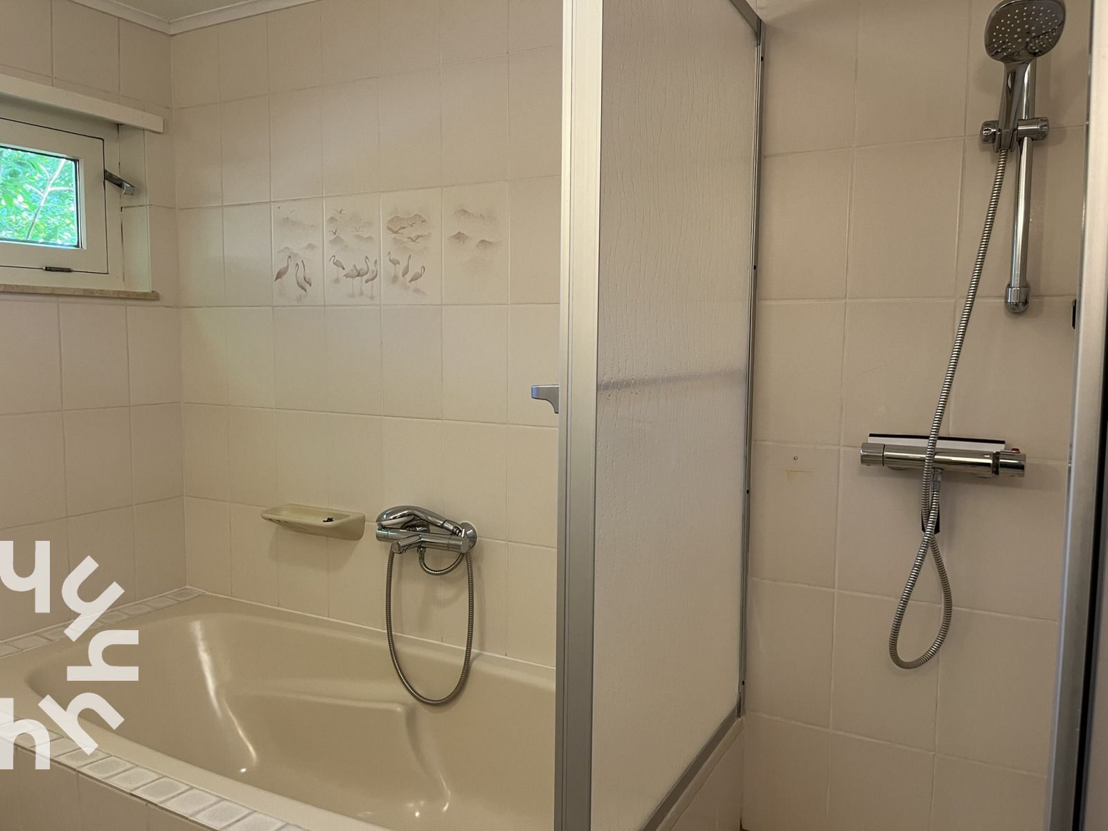 Trap naar de ingang van vakantiehuis ZE312 in Zoutelande, Walcheren met bakstenen gevel en groene omgeving in Zeeland.