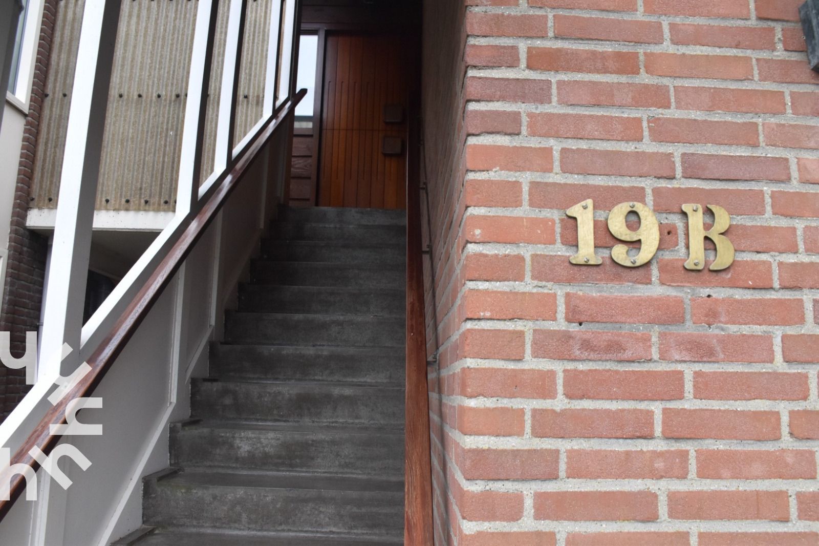 Detail van interieurdecoratie in vakantiehuis ZE312 in Zoutelande, Walcheren met kunst en uitzicht op balkon in Zeeland.