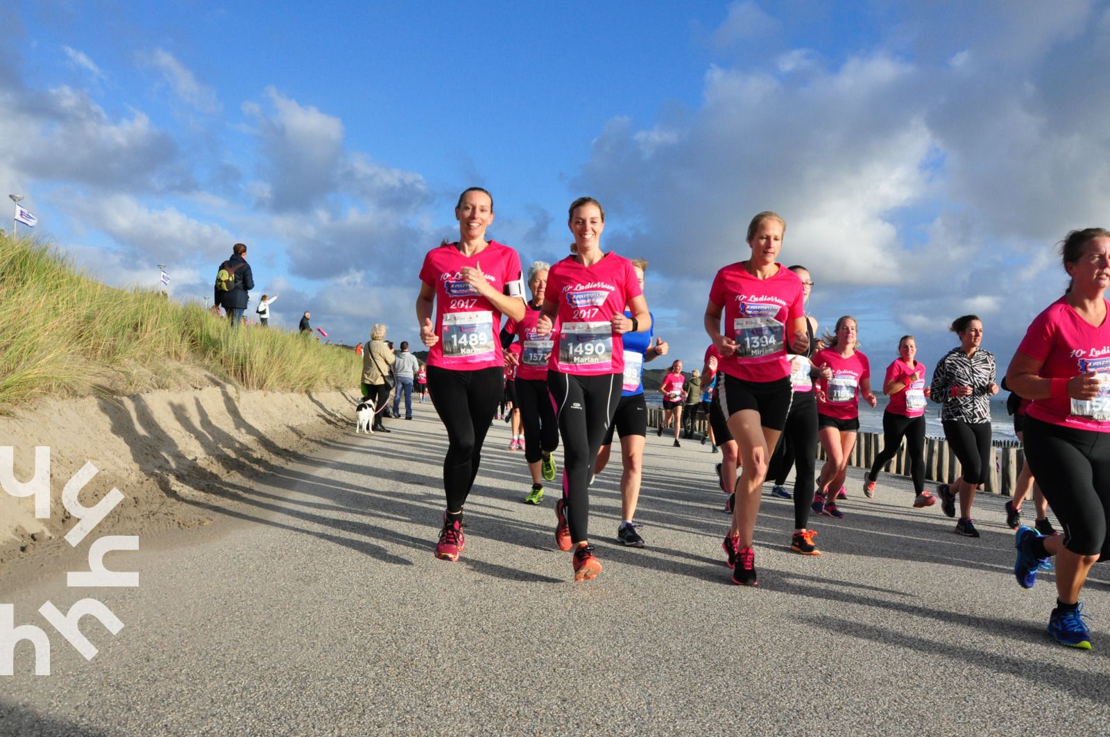 Paragliders boven het strand nabij vakantiehuis ZE312 in Zoutelande, Walcheren met spectaculaire kustlijn in Zeeland.
