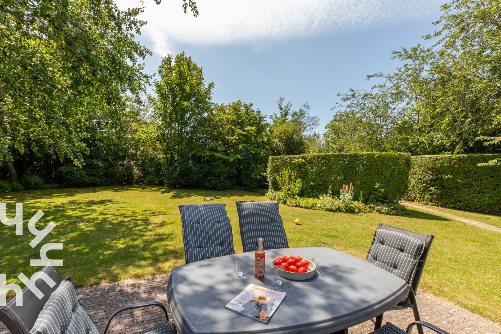 Gezellige winkelstraat in Zoutelande, dicht bij vakantiehuis ZE281 in Walcheren, Zeeland.