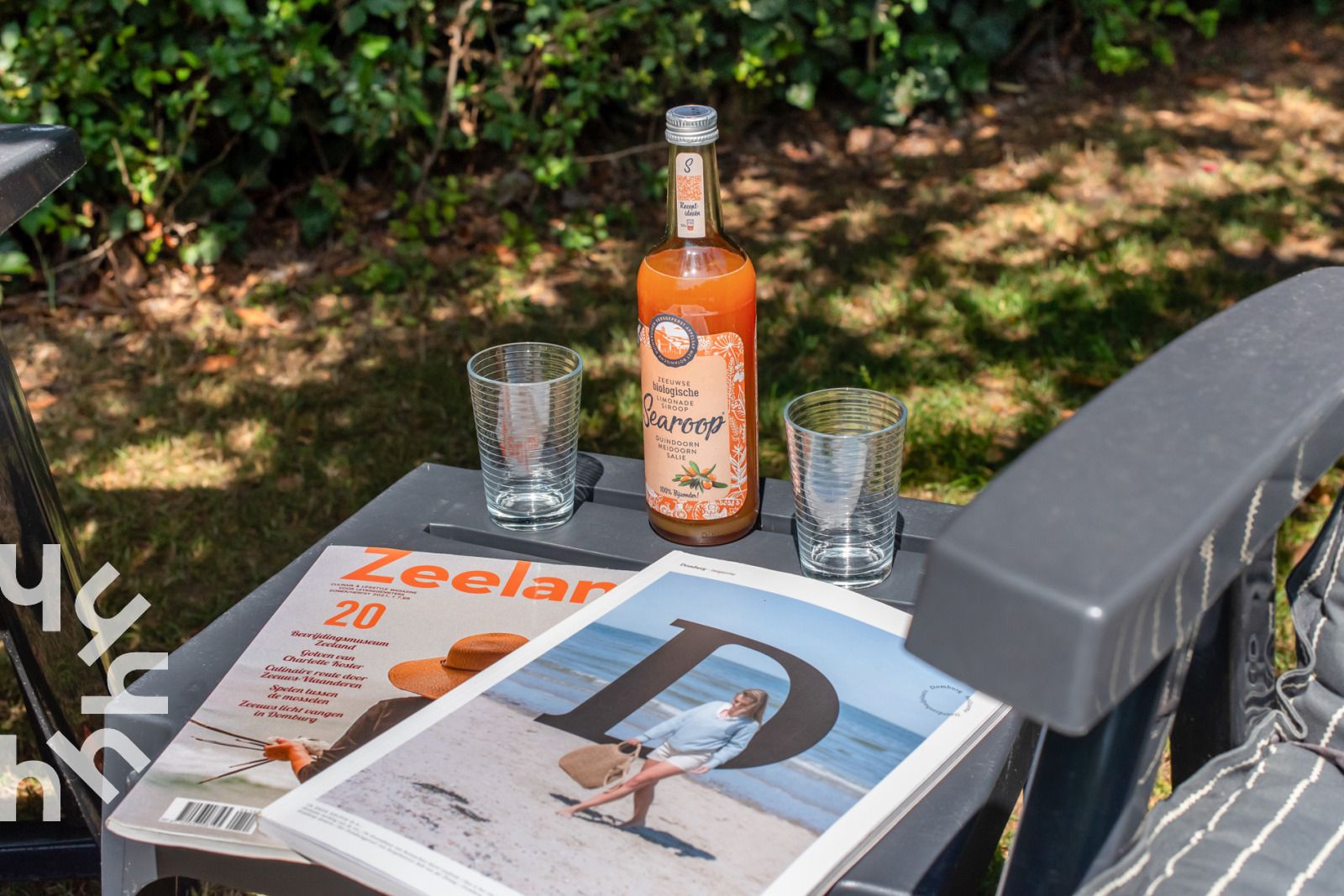 Terras met tuinmeubilair bij vakantiehuis ZE281 in Zoutelande, Walcheren, Zeeland.