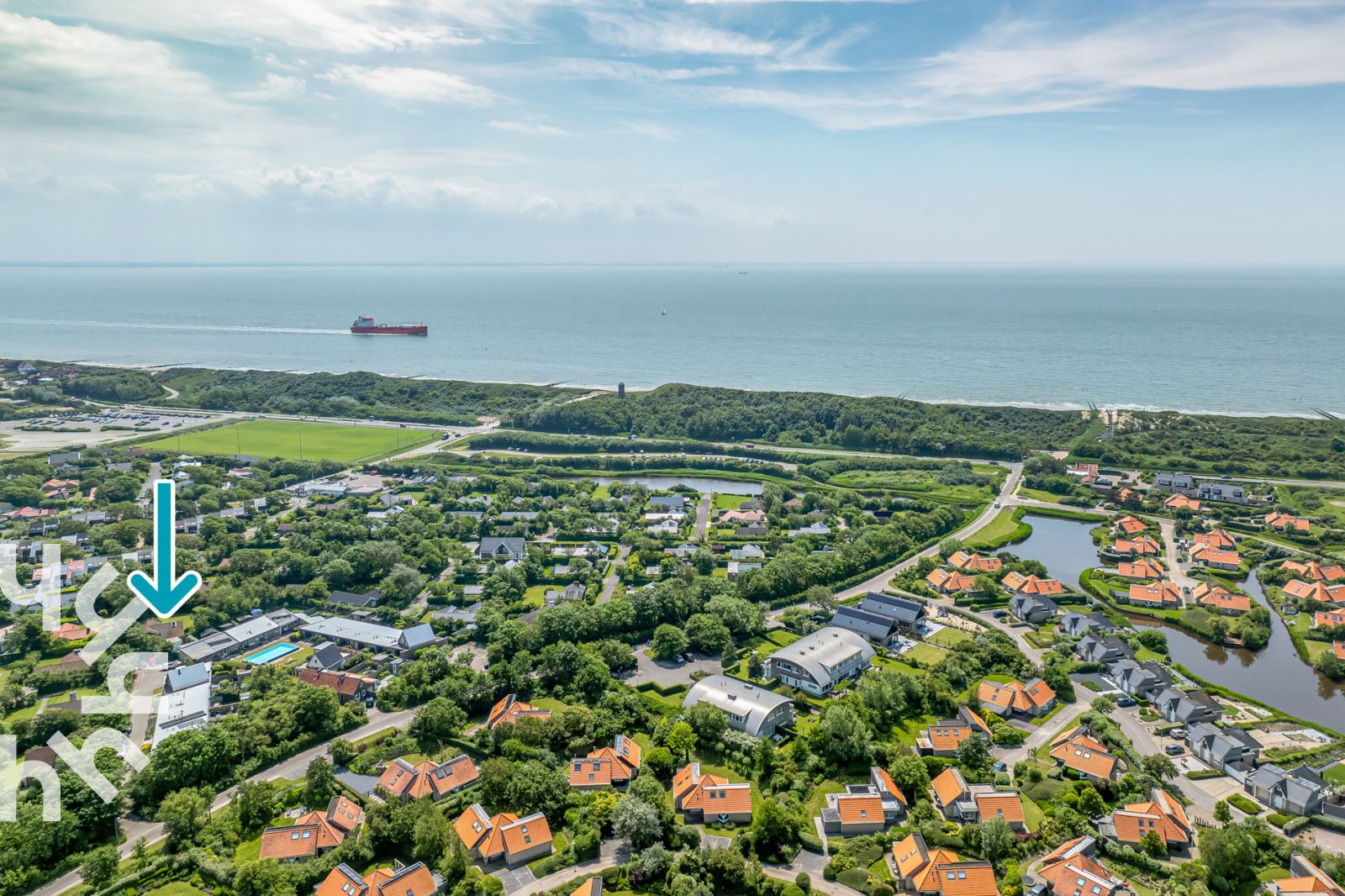 Ontspannen zithoek buiten vakantiehuis ZE281 in Zoutelande, Walcheren, Zeeland.