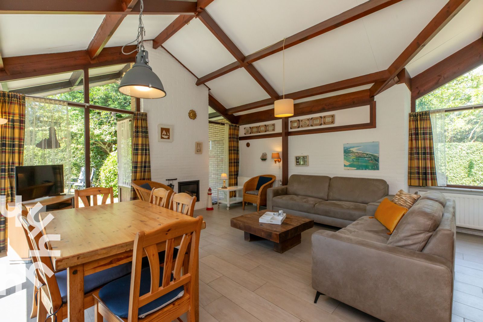 Ruime woonkamer in vakantiehuis ZE281 in Zoutelande, Walcheren, Zeeland.