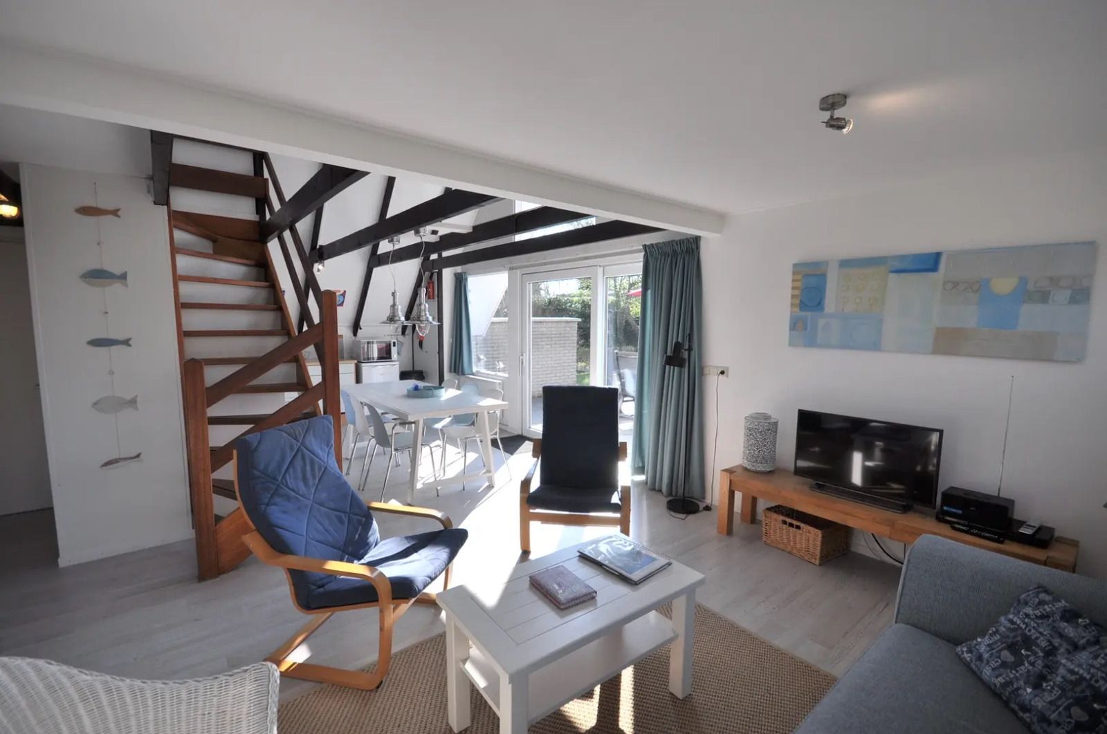 Helle und geraeumige Einrichtung des Ferienhauses ZE1687 in Zoutelande, Walcheren, mit moderner Kueche und gemuetlicher Essecke.