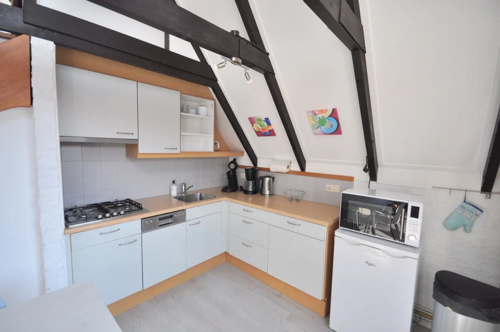 Attraktives Schlafzimmer im Ferienhaus ZE1687, Zoutelande, Walcheren, mit bequemen Betten und Blick auf die gruene Natur Zeelands.