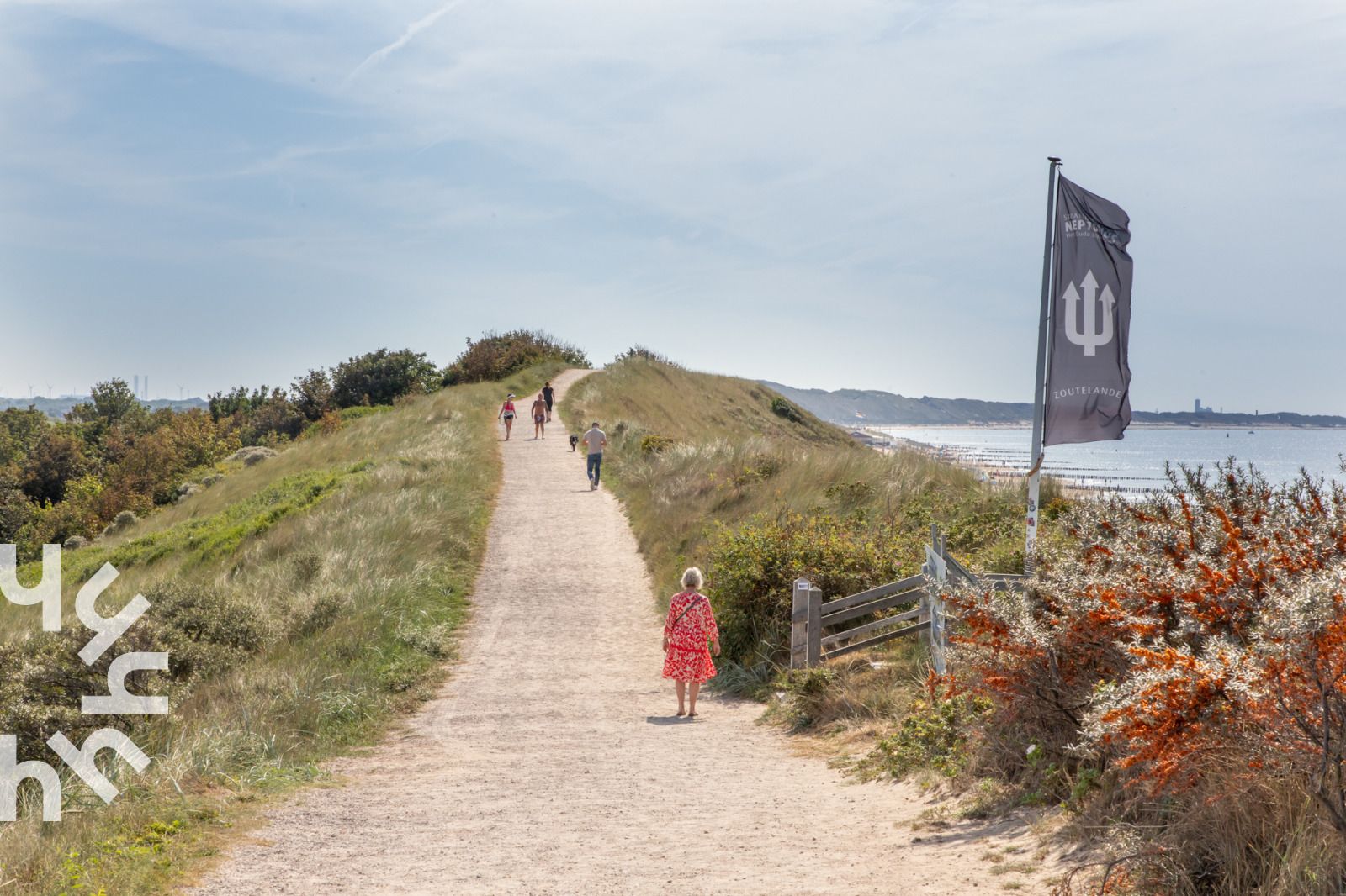Wanderweg entlang der Kueste von Zoutelande, Walcheren, mit Blick auf das Meer, in der Naehe des Ferienhauses ZE1135.