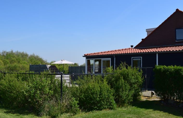 Ferienhaus in Zoutelande mit sonnigem Garten und Blick auf die Natur, gelegen in Walcheren, Zeeland.