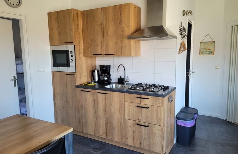 Moderne Kueche im Ferienhaus in Zoutelande, komplett mit Geraeten, in Walcheren, Zeeland gelegen.