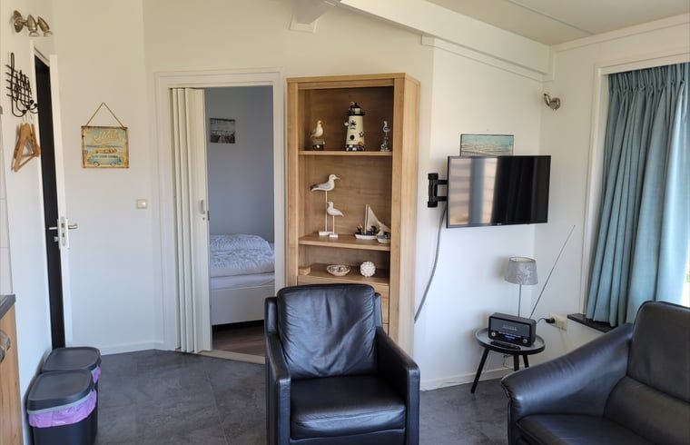 Gemuetliches Wohnzimmer im Ferienhaus in Zoutelande mit bequemen Sitzgelegenheiten, Walcheren, Zeeland.