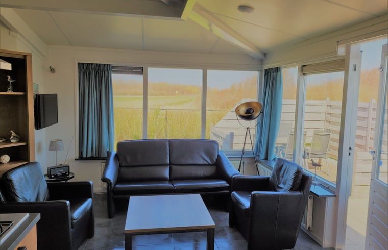 Helles Wohnzimmer im Ferienhaus in Zoutelande mit schoener Aussicht auf die Umgebung, Walcheren, Zeeland.