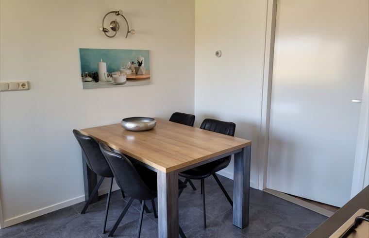 Essecke im Ferienhaus in Zoutelande, ideal fuer Familienmahlzeiten, gelegen in Walcheren, Zeeland.