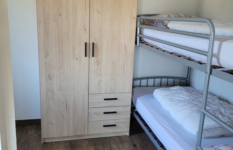 Schlafzimmer mit Etagenbett in Ferienhaus in Zoutelande, ideal fuer Kinder, Walcheren, Zeeland.