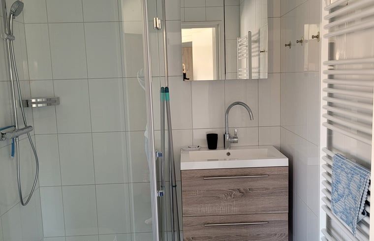 Modernes Badezimmer im Ferienhaus in Zoutelande mit Dusche und Waschbecken, Walcheren, Zeeland.
