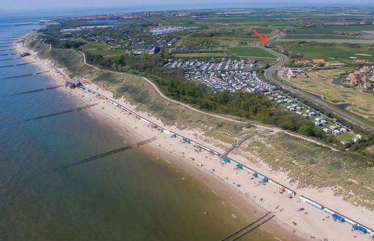 Luftaufnahme des Ferienhauses in Zoutelande in Kuestennaehe, schoen gelegen in Walcheren, Zeeland.