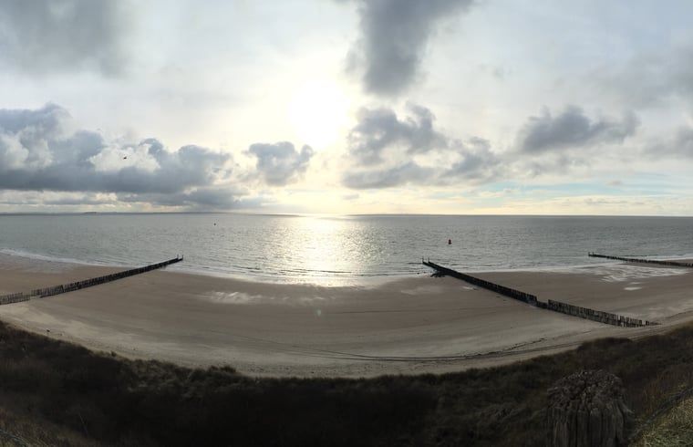 Strand in Zoutelande mit Blick auf den Horizont, in der Naehe von Ferienhaus in Zoutelande, Walcheren, Zeeland.