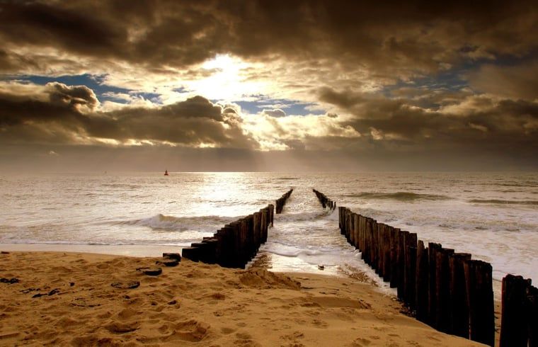 Atemberaubender Sonnenuntergang am Strand von Zoutelande, in der Naehe des Ferienhauses in Zoutelande, Walcheren, Zeeland.