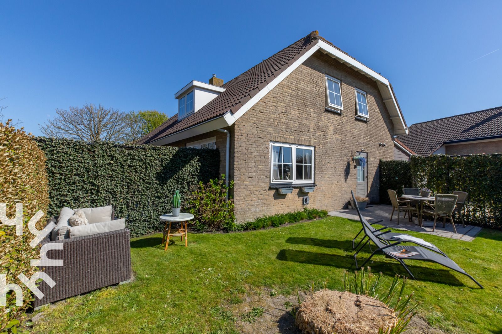 Vacation home ZE1392 in Zoutelande, Walcheren with sunny garden and deck chairs.
