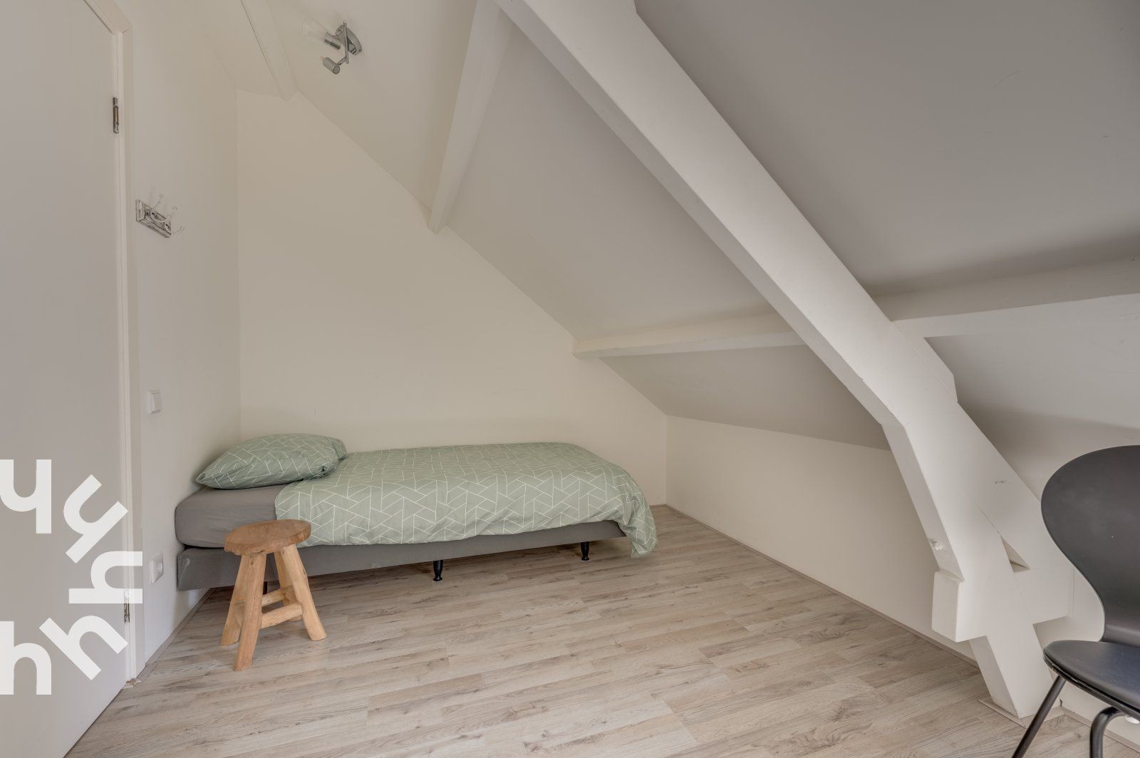 Decoratieve details in vakantiehuis ZE679, Zoutelande, Walcheren, met cactussen en kunst.