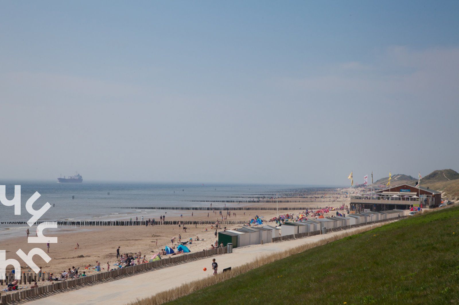 Panoramisch uitzicht op de zee en het strand van Zoutelande, Walcheren, nabij vakantiehuis ZE679.
