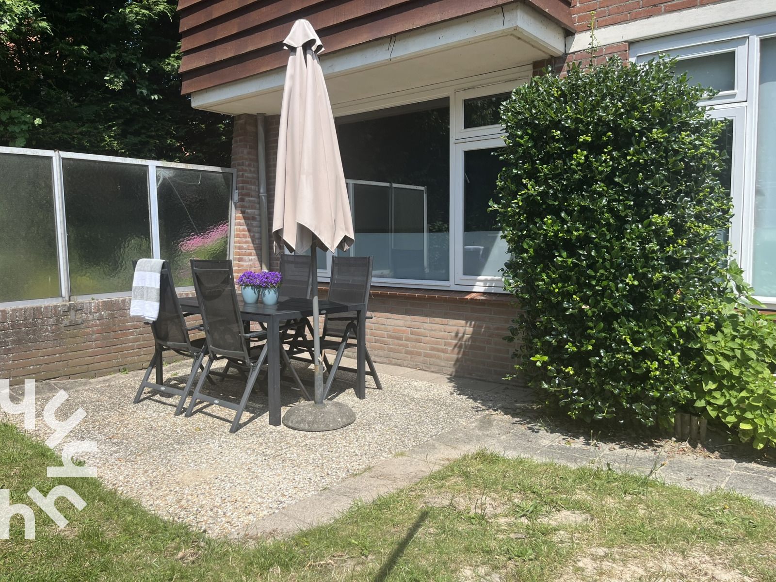 Ruime slaapkamer in vakantiehuis ZE301 in Zoutelande, Walcheren, met comfortabele bedden.