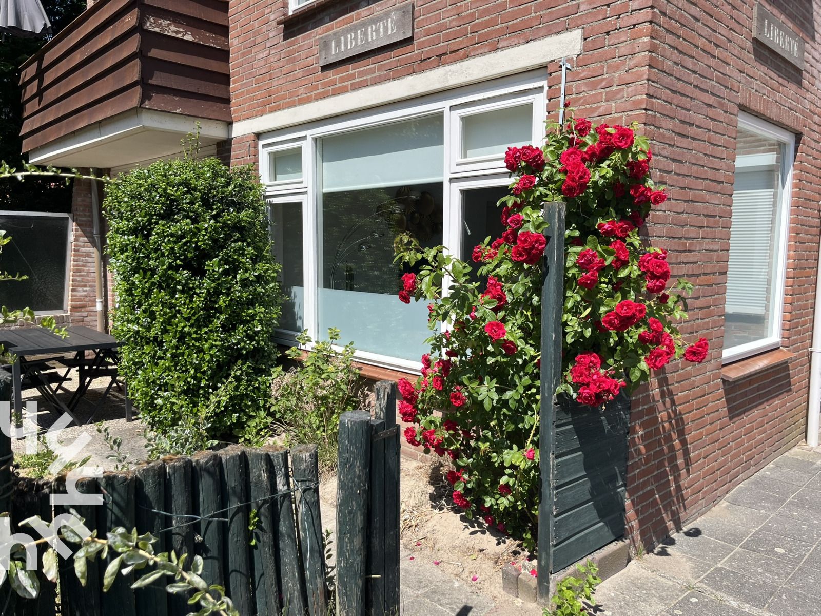 Lichte woonkamer in vakantiehuis ZE301 in Zoutelande, Walcheren, met grote ramen.