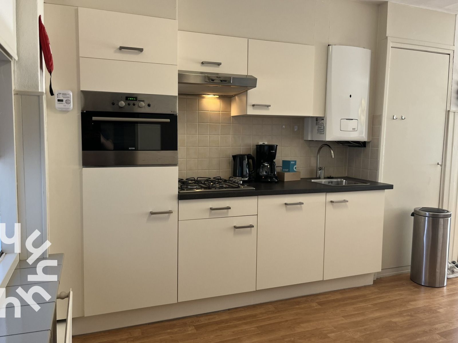 Compacte badkamer in vakantiehuis ZE301 in Zoutelande, Walcheren, met moderne tegels.