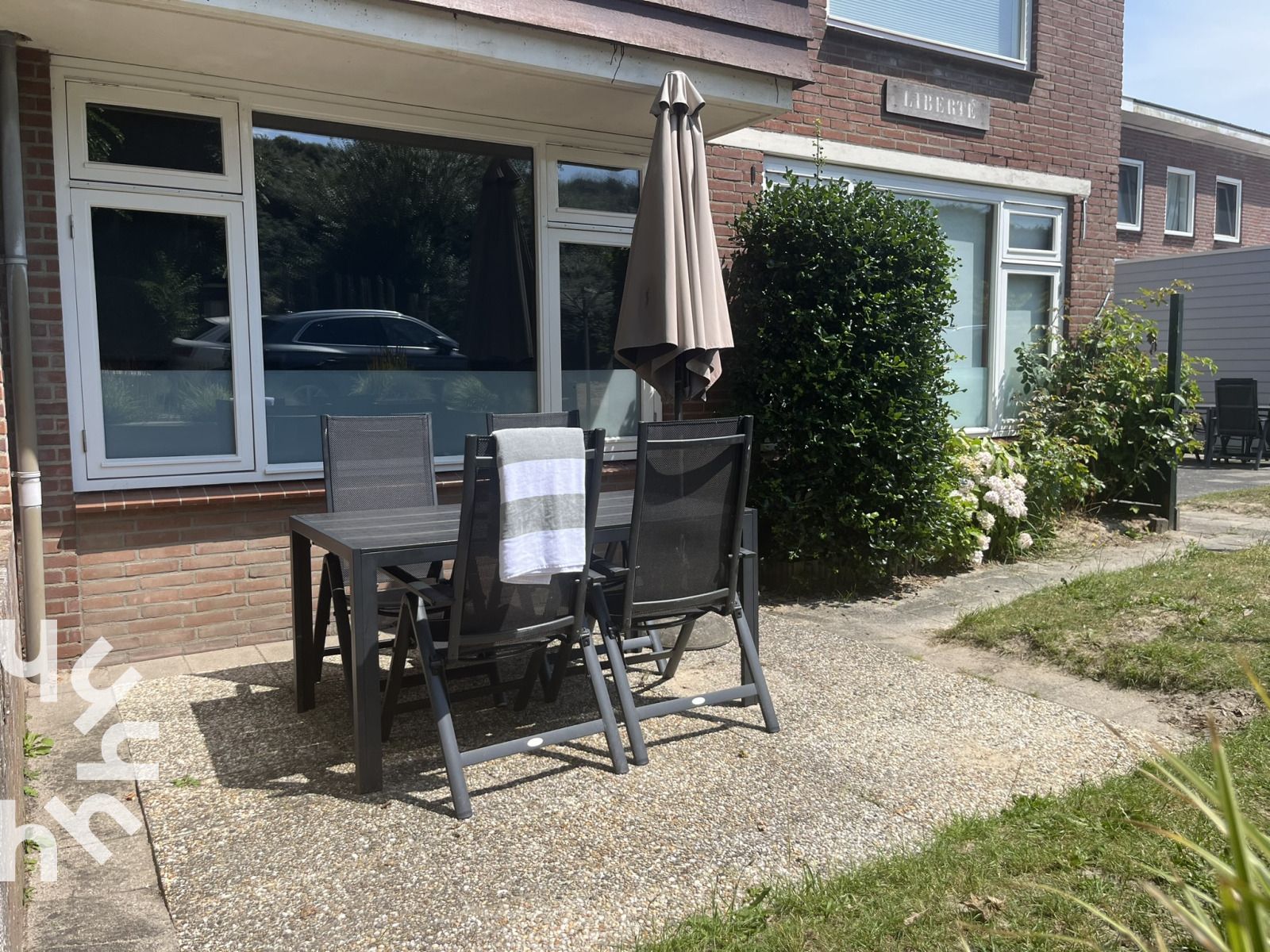 Comfortabele woonkamer in vakantiehuis ZE301 in Zoutelande, Walcheren, met flatscreen TV.