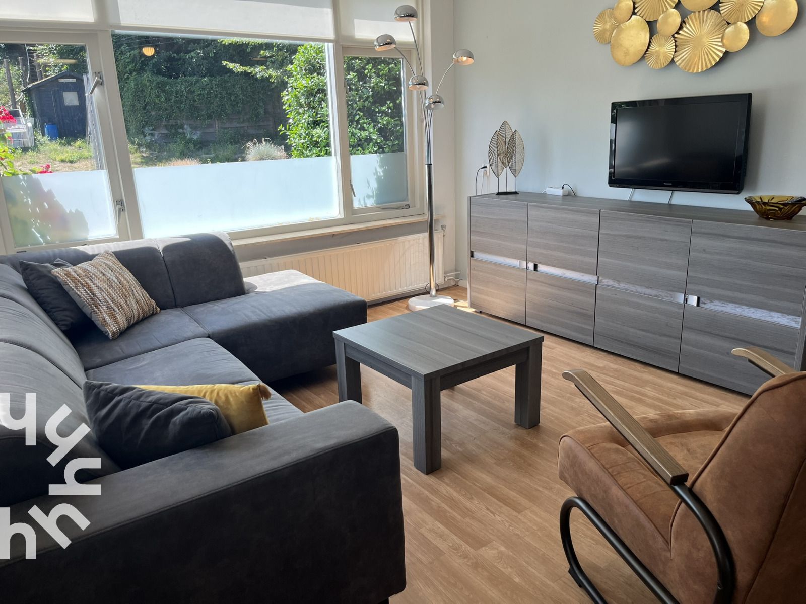 Eetruimte in vakantiehuis ZE301 in Zoutelande, Walcheren, met stijlvolle eettafel en stoelen.