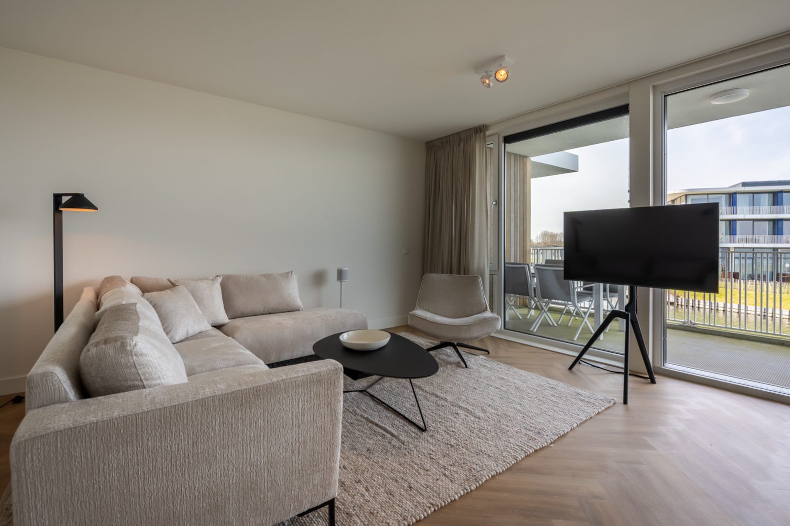 Comfortable sitting area in Lamsoor 47 | Veerse Wende, vacation home in Arnemuiden, Walcheren, Zeeland with balcony.