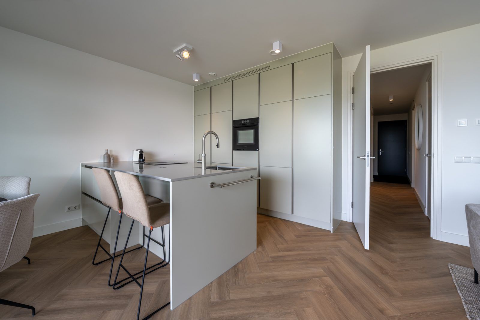 Modern kitchen in Lamsoor 47 | Veerse Wende, vacation accommodation in Arnemuiden, Walcheren, Zeeland.