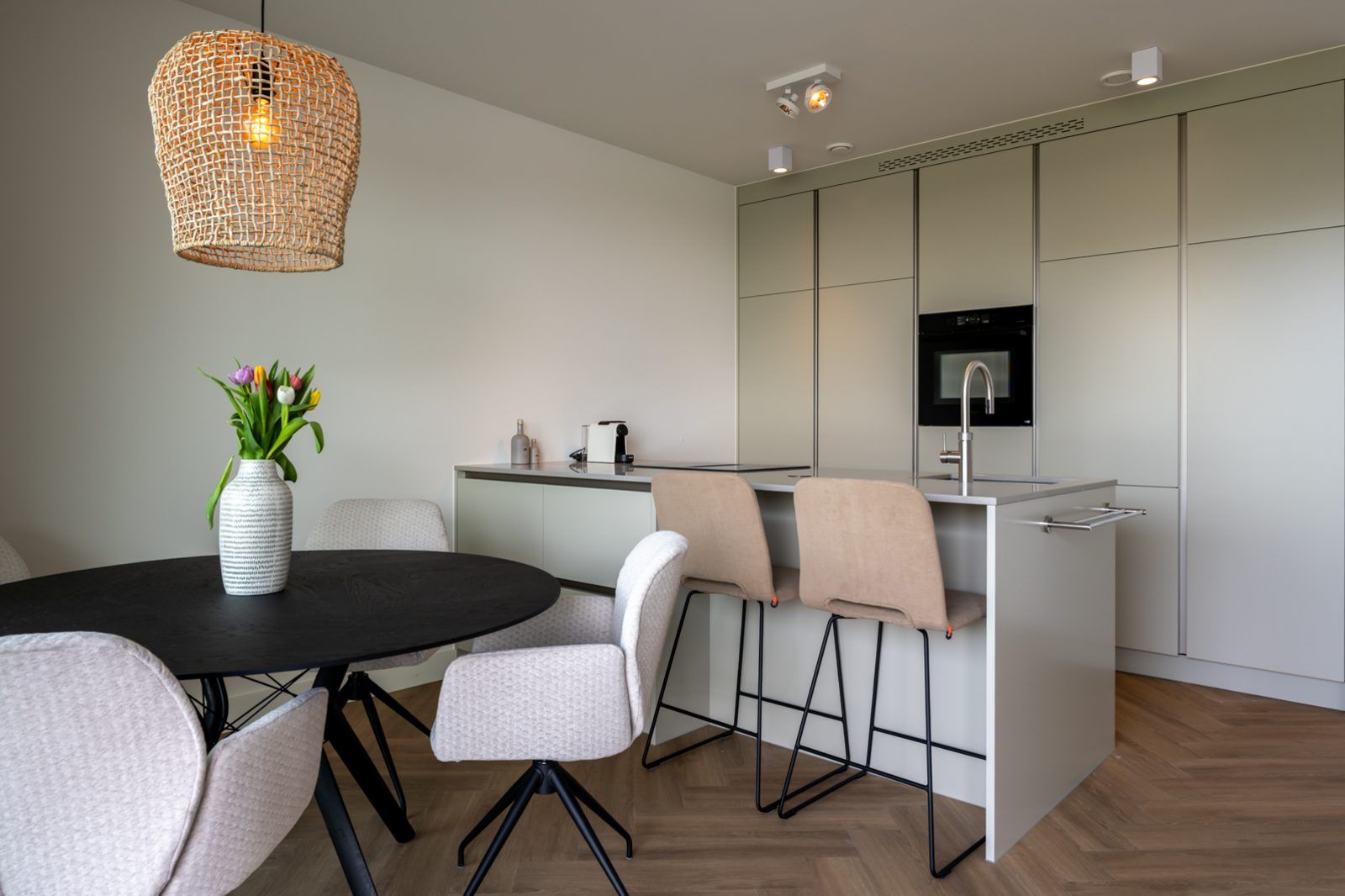 Dining table and kitchen in Lamsoor 47 | Veerse Wende, vacation accommodation in Arnemuiden, Walcheren, Zeeland.