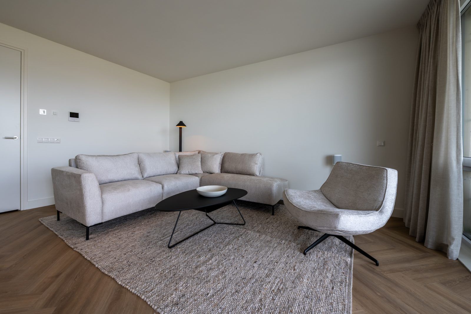 Cozy living room with sofa in Lamsoor 47 | Veerse Wende, vacation home in Arnemuiden, Walcheren, Zeeland.