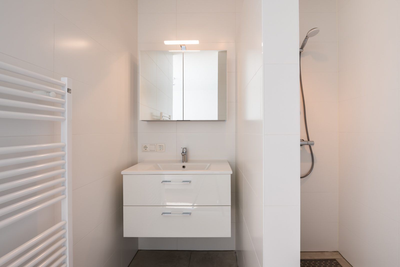Sleek bathroom in Lamsoor 47 | Veerse Wende, vacation home in Arnemuiden, Walcheren, Zeeland.
