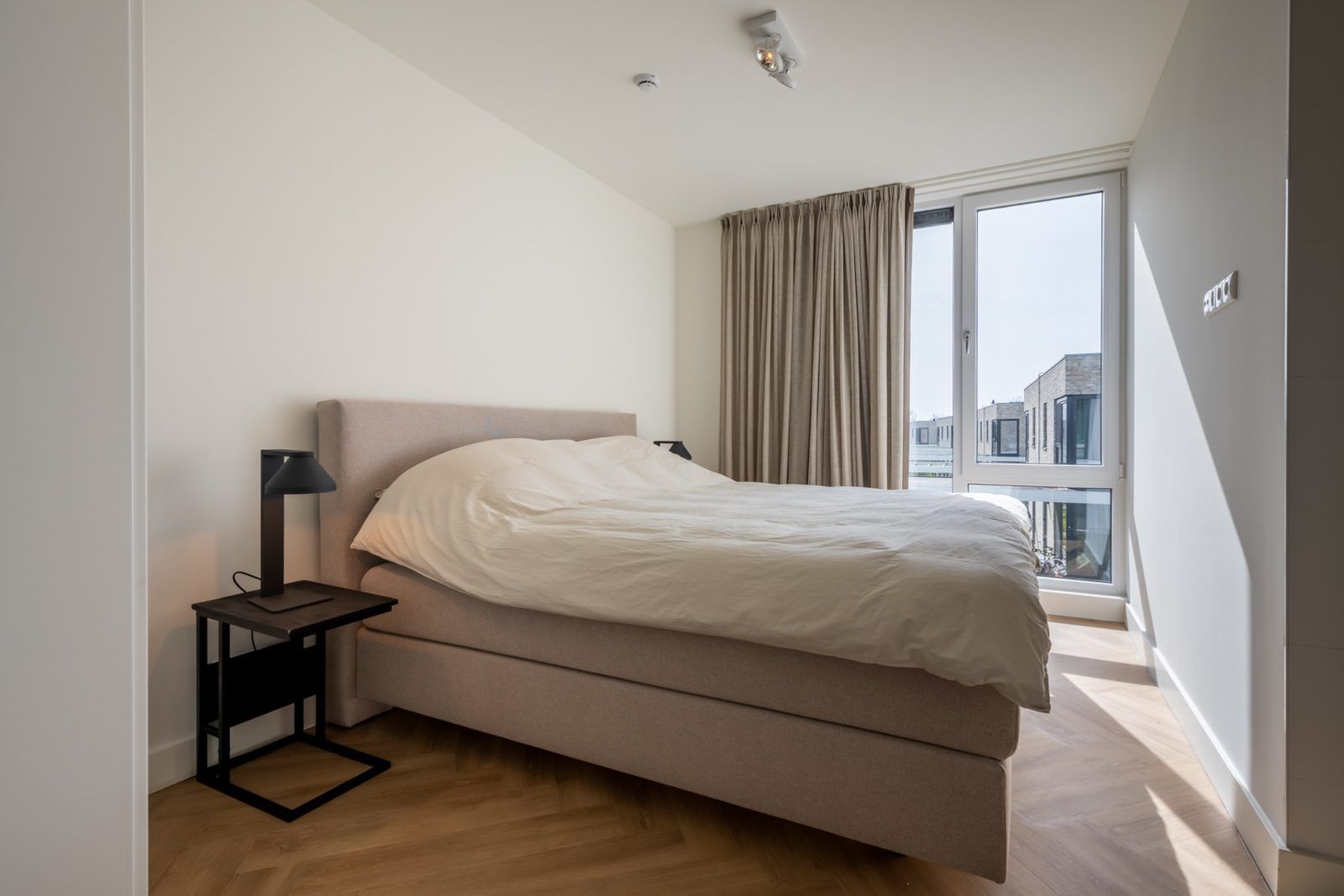 Spacious bedroom in Lamsoor 47 | Veerse Wende, vacation home in Arnemuiden, Walcheren, Zeeland with natural light.