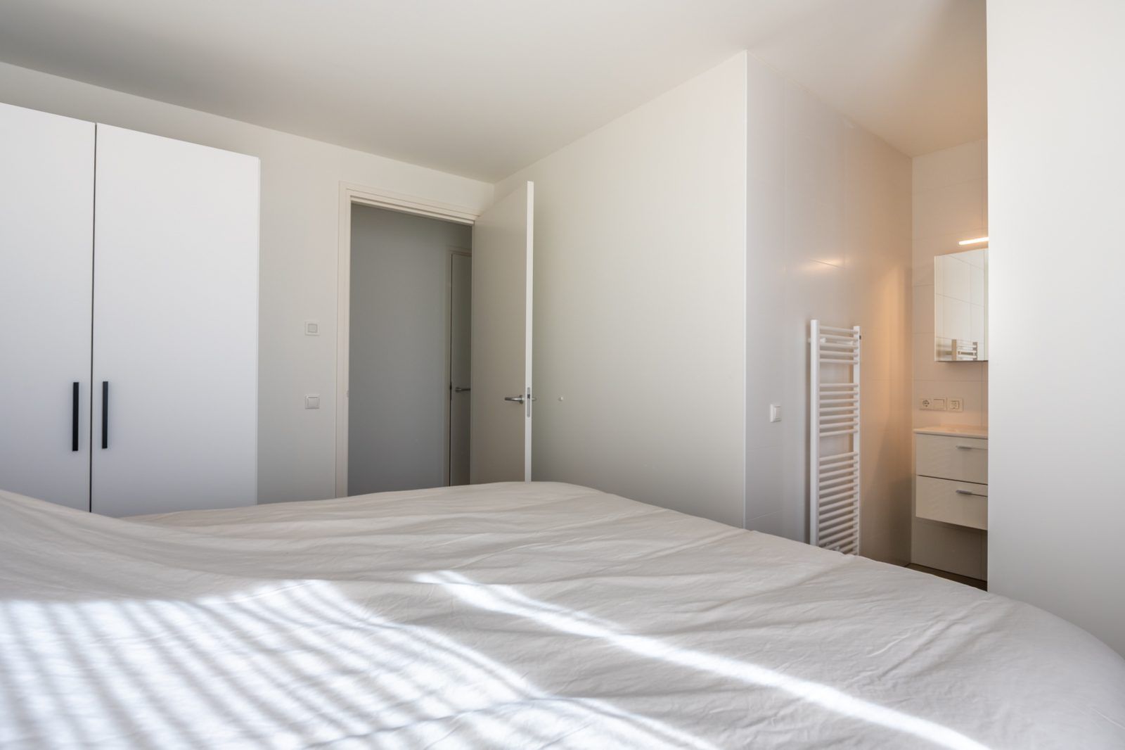 Bedroom with bathroom in Lamsoor 47 | Veerse Wende, vacation accommodation in Arnemuiden, Walcheren, Zeeland.