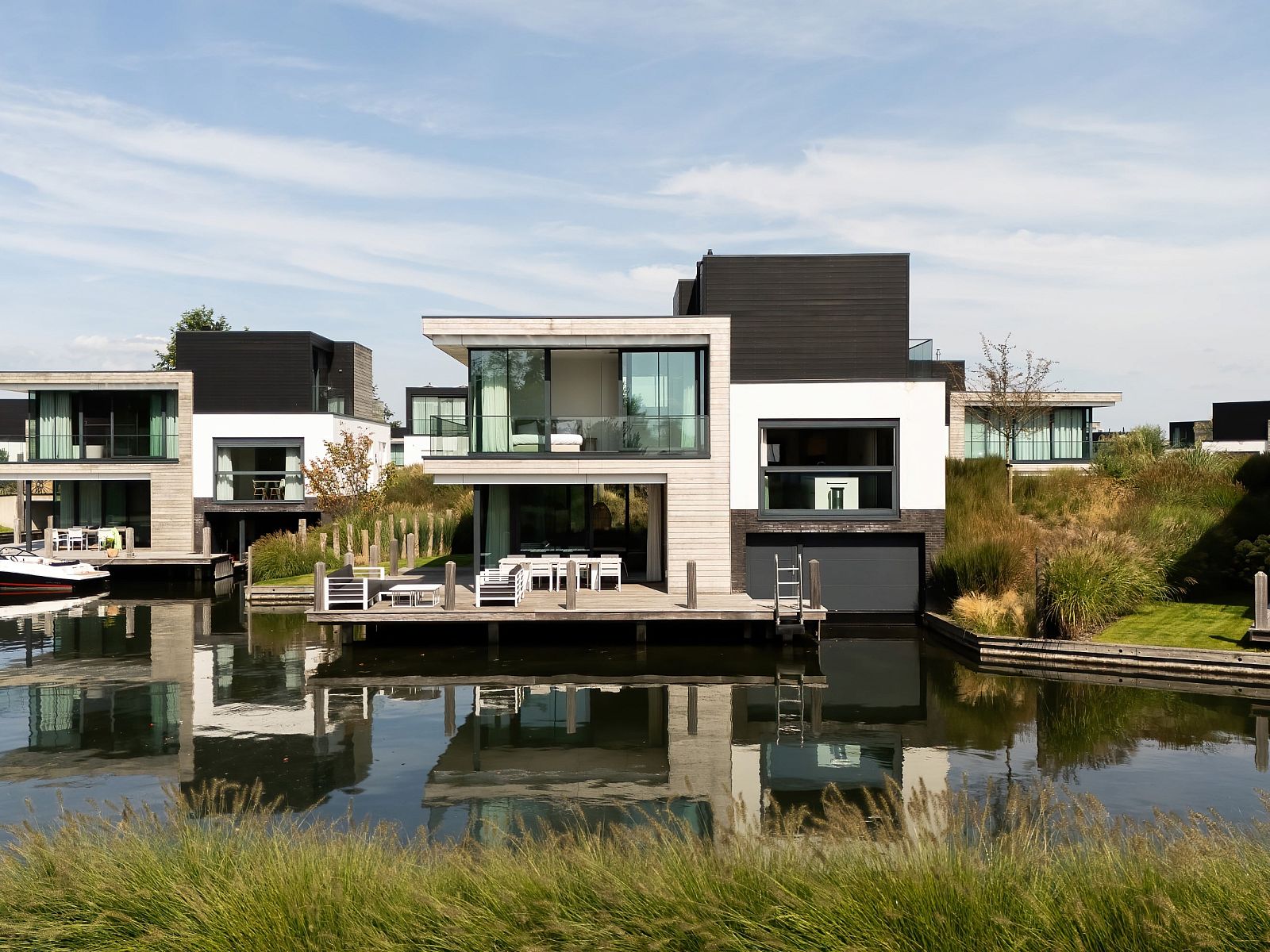 Detached house in Arnemuiden, beautiful waterfront vacation home on Walcheren, Zeeland, with modern architecture and serene surroundings.