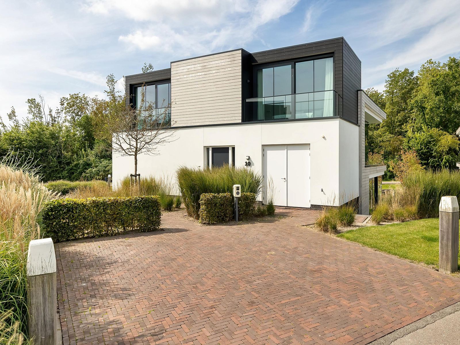 Detached house in Arnemuiden, Walcheren, Zeeland offers a modern vacation home experience with spacious garden and peaceful surroundings.