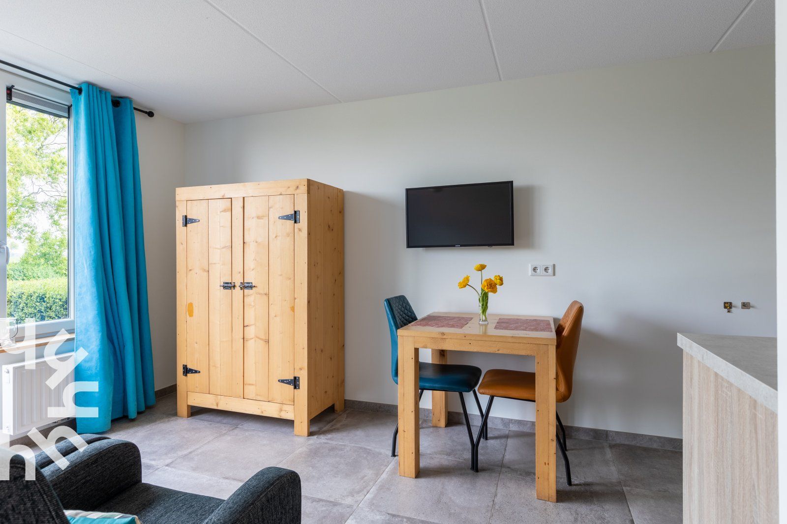 Gemuetlicher Innenbereich des Ferienhauses ZE583 in Vrouwenpolder, Walcheren mit Esstisch und Fernseher in Zeeland.