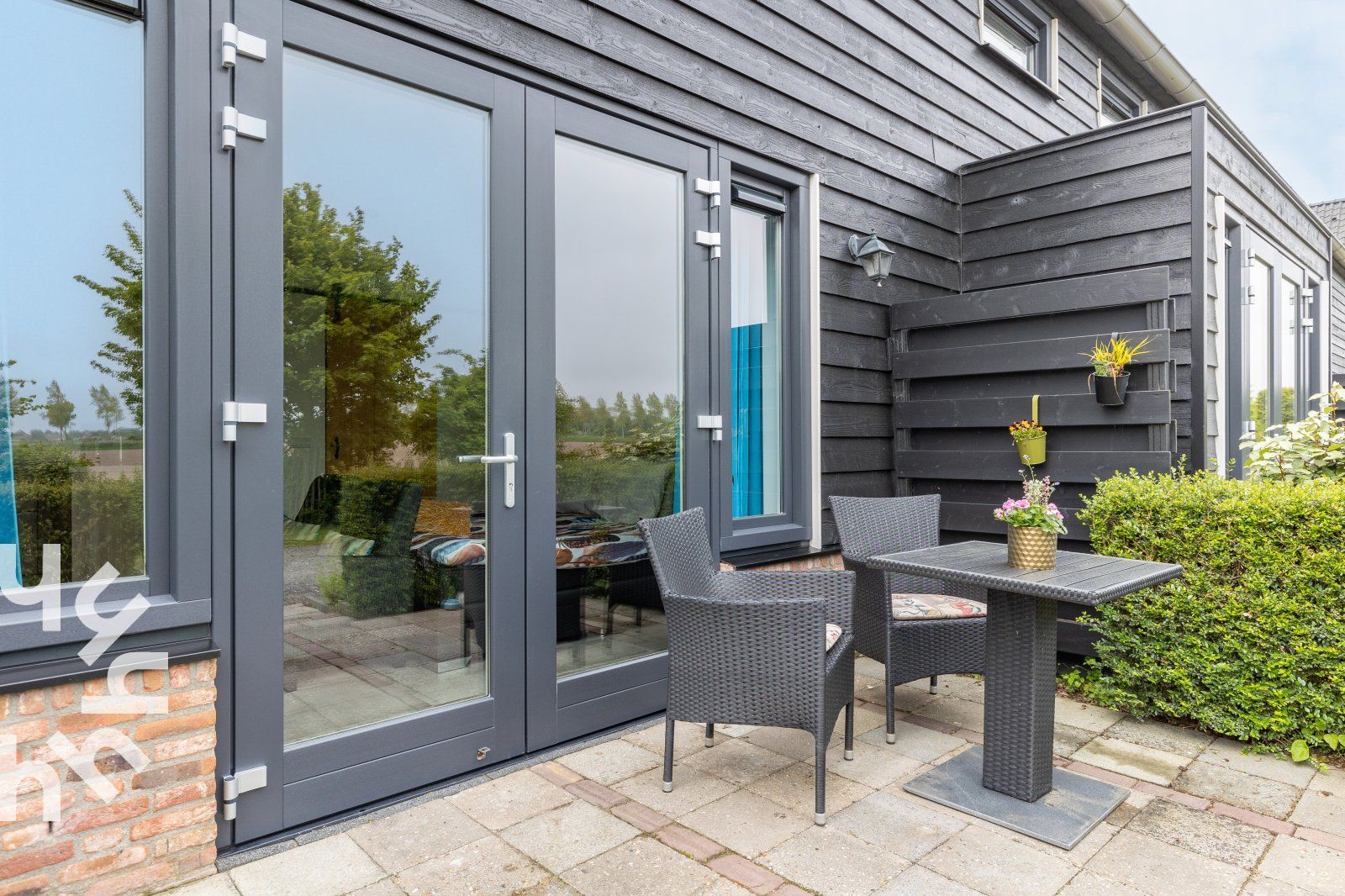 Schoene Landschaft rund um das Ferienhaus ZE583 in Vrouwenpolder, Walcheren, mit gruenen Feldern in Zeeland.