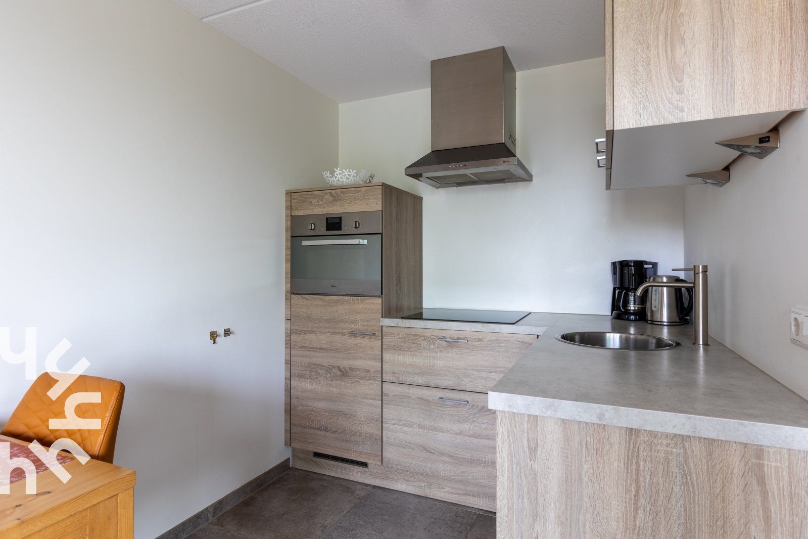 Moderne Kuecheneinrichtung im Ferienhaus ZE583 in Vrouwenpolder, Walcheren, mit einer gemuetlichen Essecke in Zeeland.