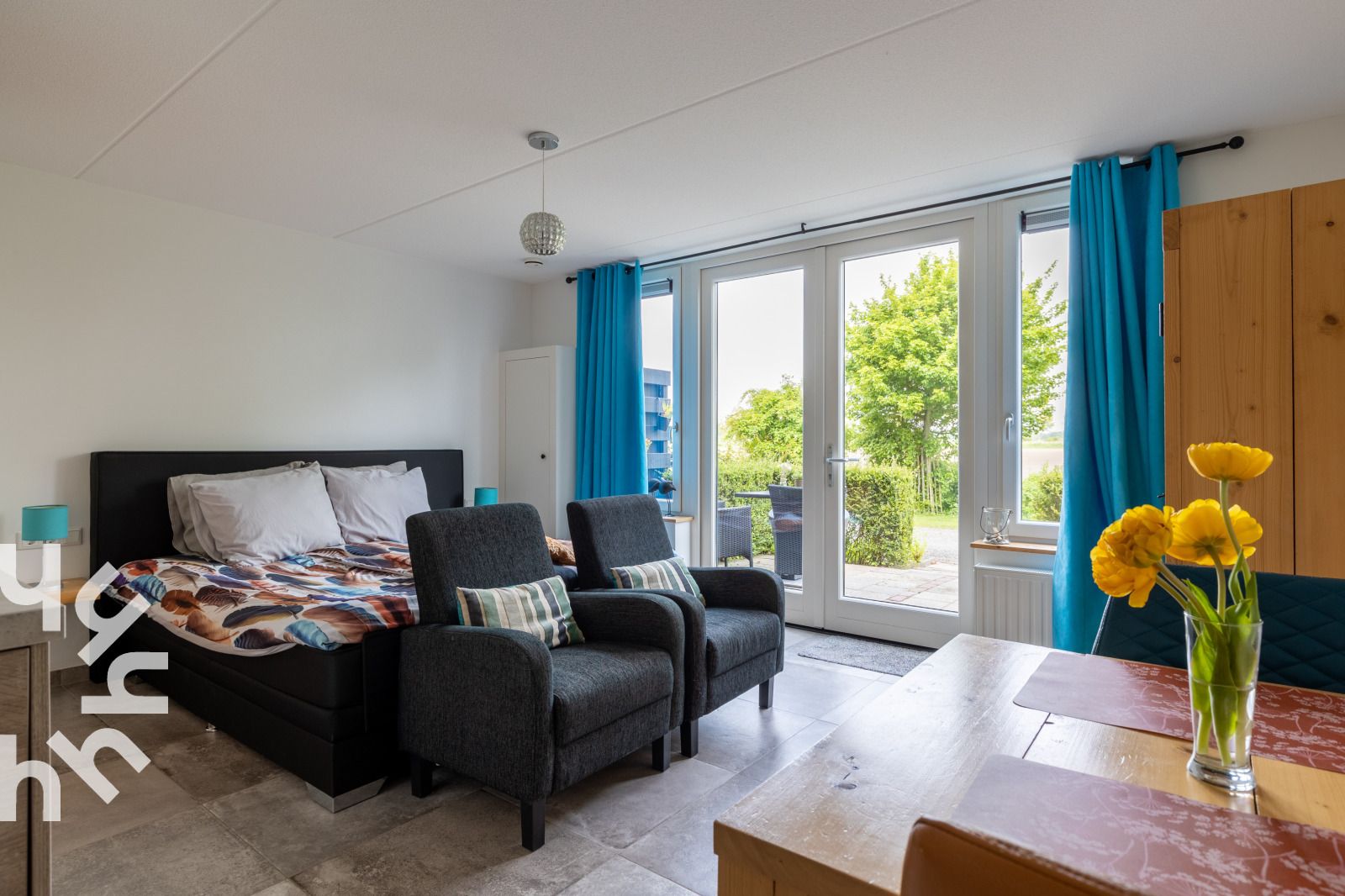 Zwei Huehner in der Naehe des Ferienhauses ZE583 in Vrouwenpolder, Walcheren, fuer ein Bauernhoferlebnis in Zeeland.